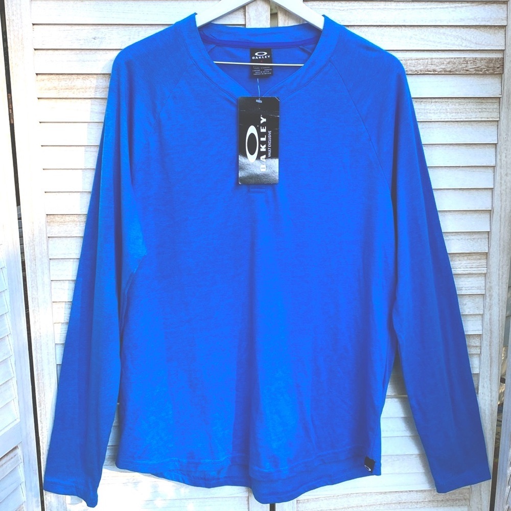 NWT Oakley Men’s Henley Long Sleeved Shirt. Size Large
